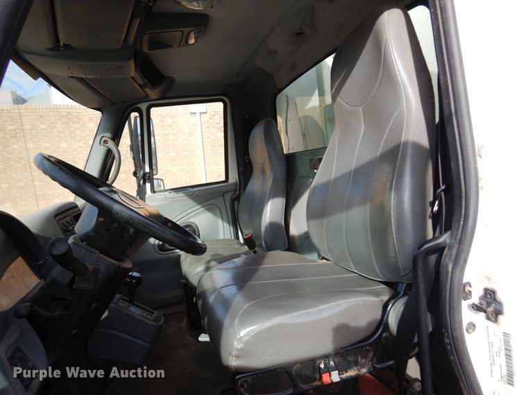 image for item JJ9853 2007 International 4300  bucket truck