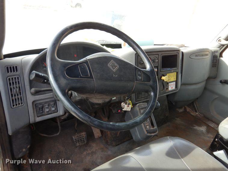 image for item JJ9853 2007 International 4300  bucket truck