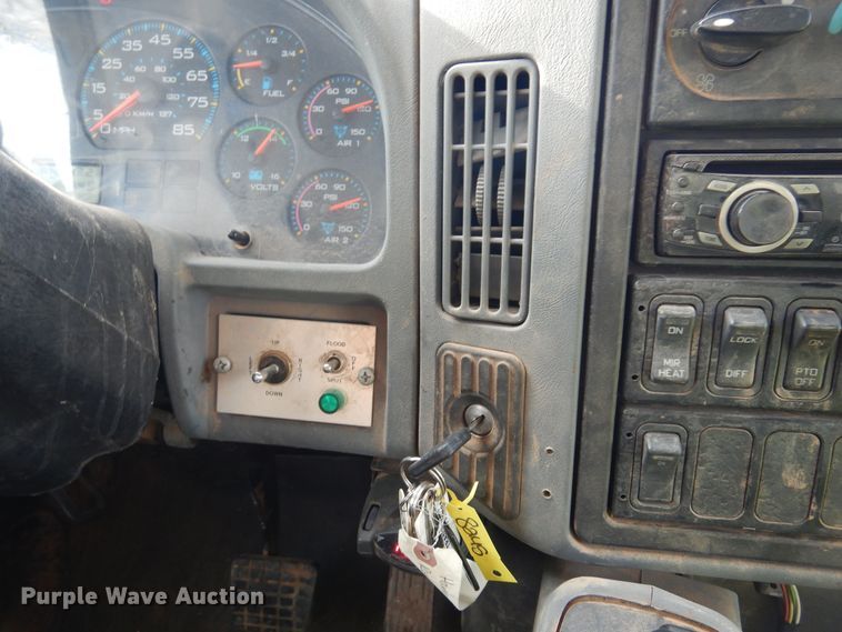 image for item JJ9853 2007 International 4300  bucket truck