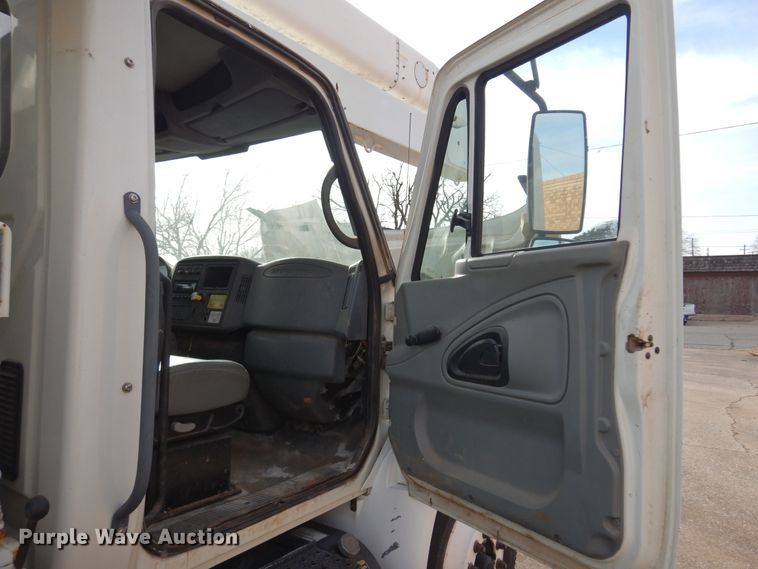 image for item JJ9853 2007 International 4300  bucket truck