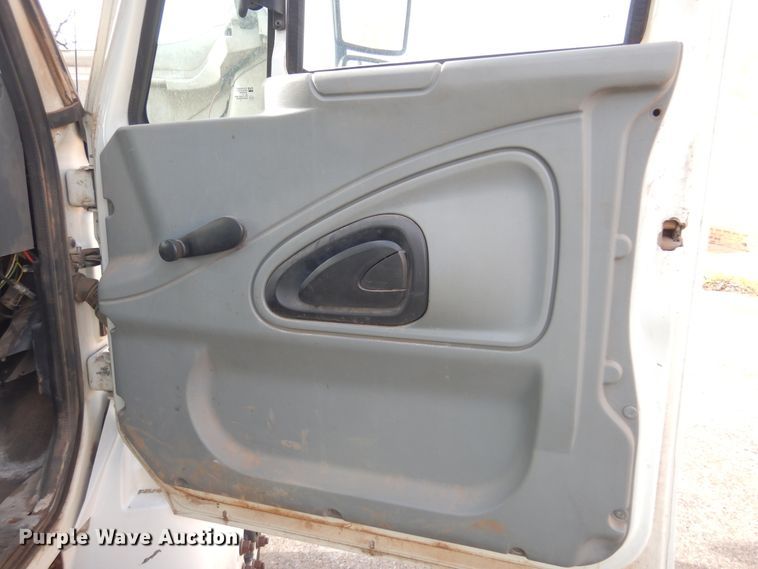 image for item JJ9853 2007 International 4300  bucket truck