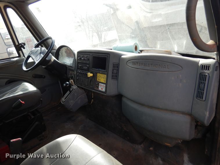 image for item JJ9853 2007 International 4300  bucket truck