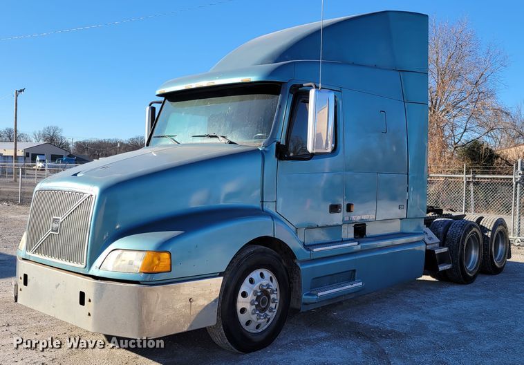 image for item KH9921 1998 Volvo VN  semi truck