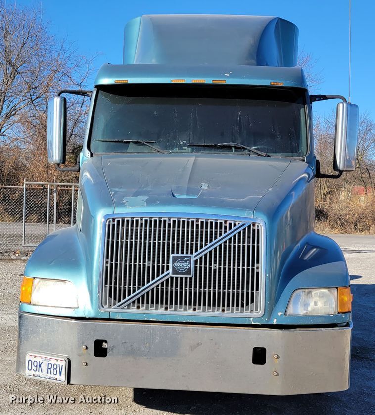 image for item KH9921 1998 Volvo VN  semi truck