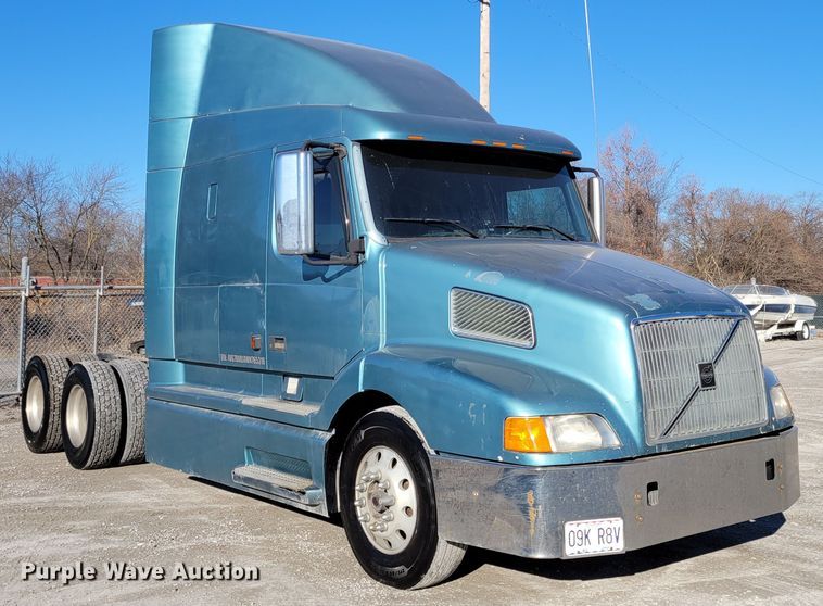 image for item KH9921 1998 Volvo VN  semi truck