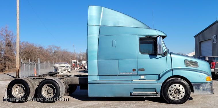 image for item KH9921 1998 Volvo VN  semi truck