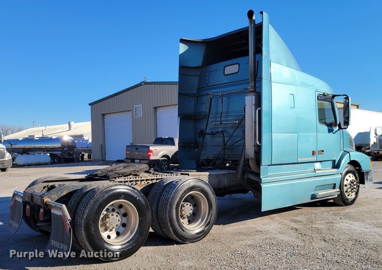 image for item KH9921 1998 Volvo VN  semi truck