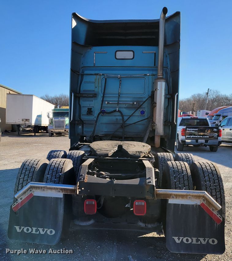 image for item KH9921 1998 Volvo VN  semi truck