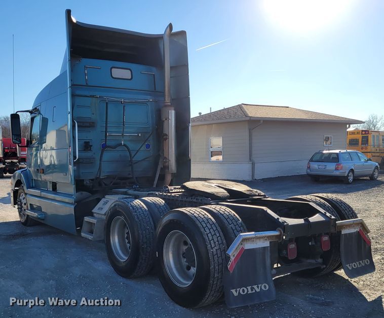 image for item KH9921 1998 Volvo VN  semi truck