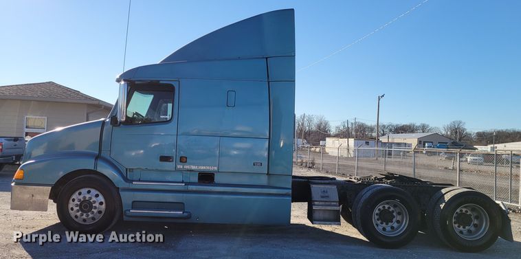 image for item KH9921 1998 Volvo VN  semi truck