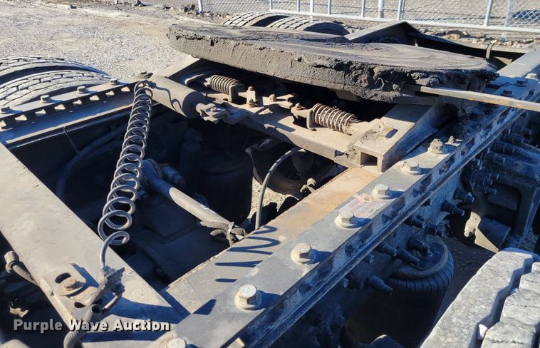 image for item KH9921 1998 Volvo VN  semi truck