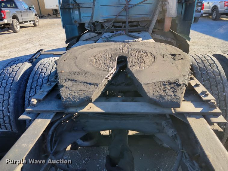 image for item KH9921 1998 Volvo VN  semi truck