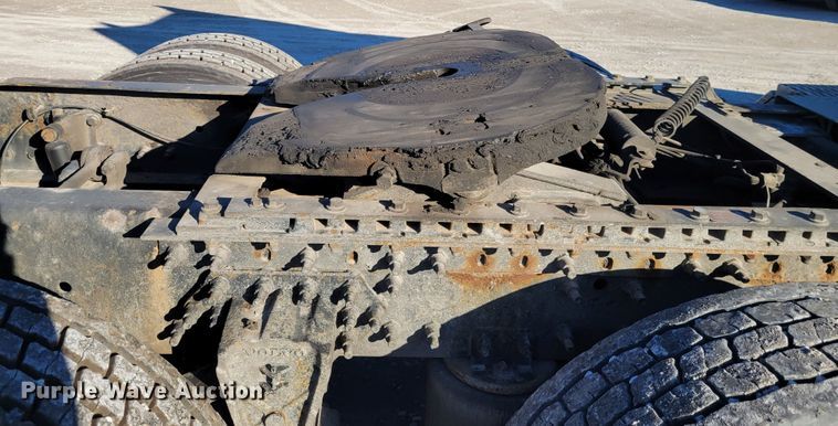 image for item KH9921 1998 Volvo VN  semi truck