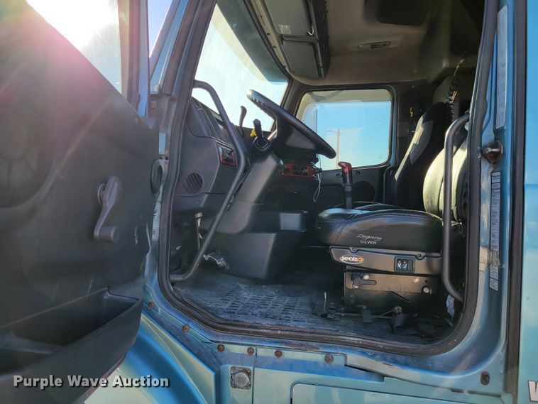 image for item KH9921 1998 Volvo VN  semi truck