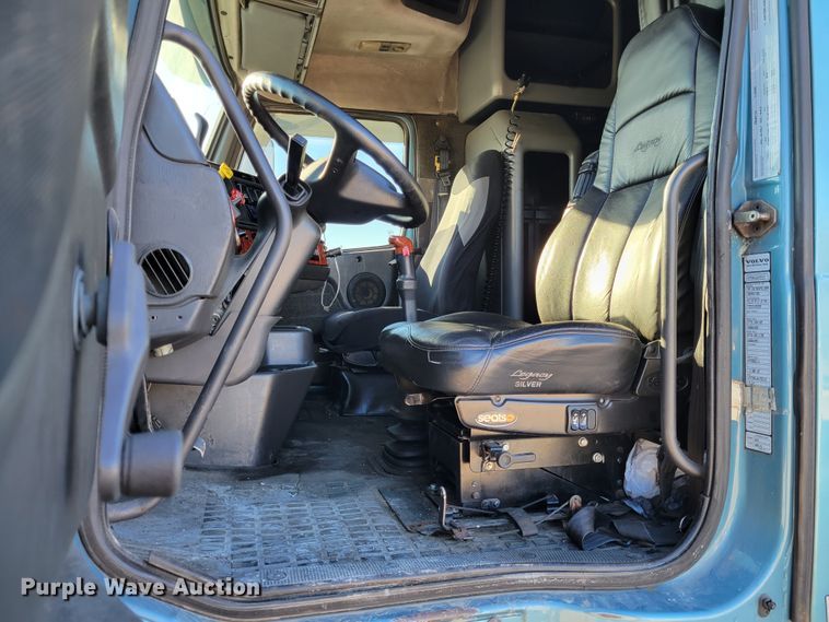 image for item KH9921 1998 Volvo VN  semi truck