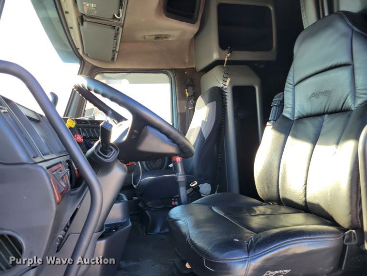 image for item KH9921 1998 Volvo VN  semi truck