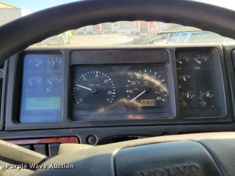 image for item KH9921 1998 Volvo VN  semi truck