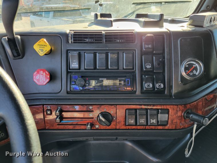 image for item KH9921 1998 Volvo VN  semi truck