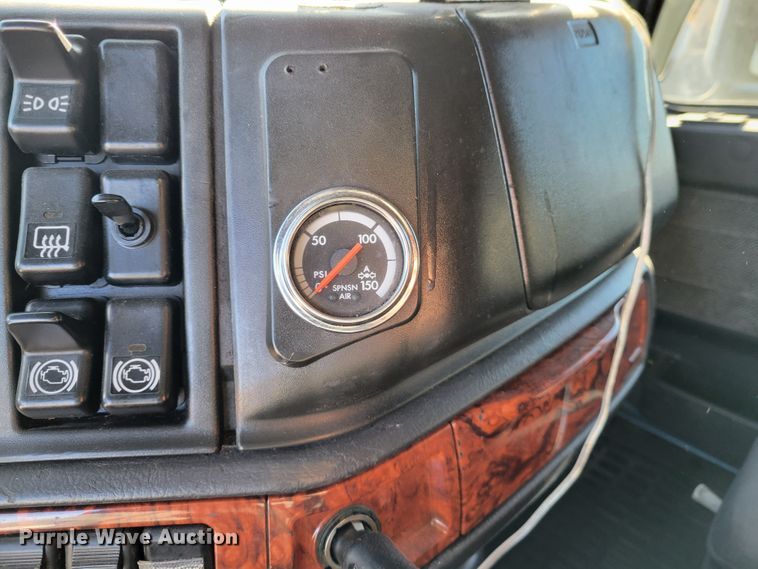 image for item KH9921 1998 Volvo VN  semi truck