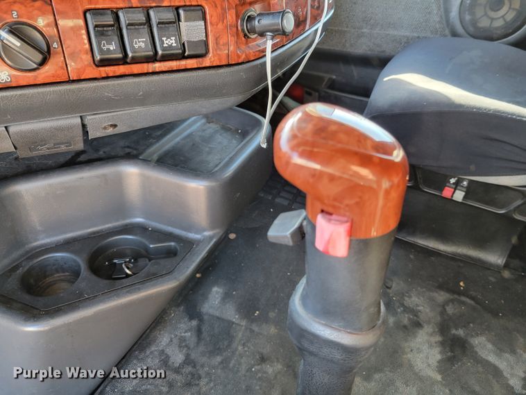 image for item KH9921 1998 Volvo VN  semi truck