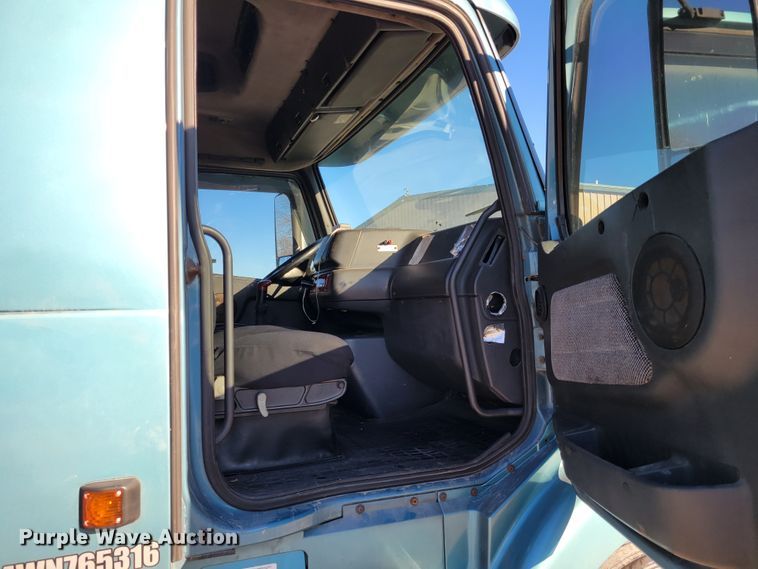 image for item KH9921 1998 Volvo VN  semi truck