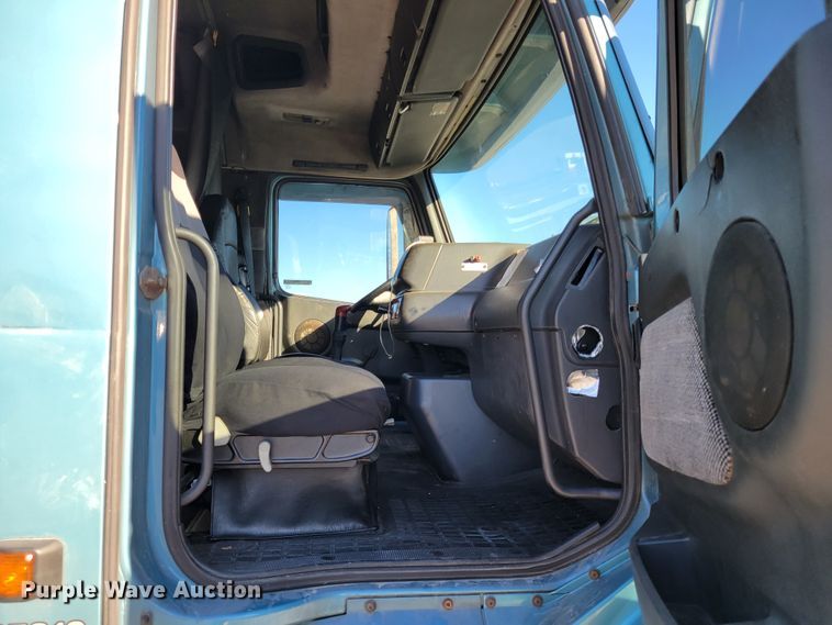 image for item KH9921 1998 Volvo VN  semi truck