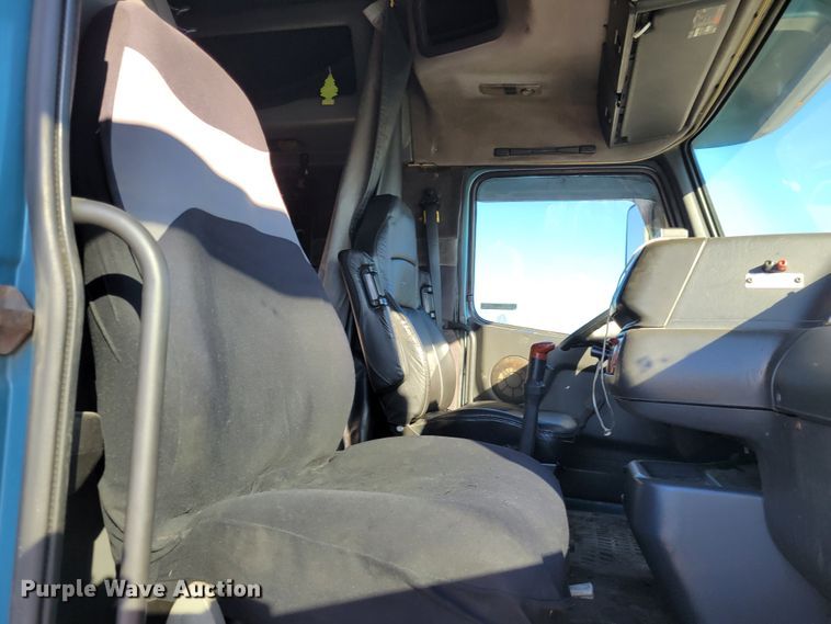 image for item KH9921 1998 Volvo VN  semi truck