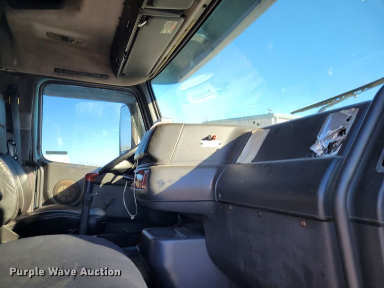 image for item KH9921 1998 Volvo VN  semi truck