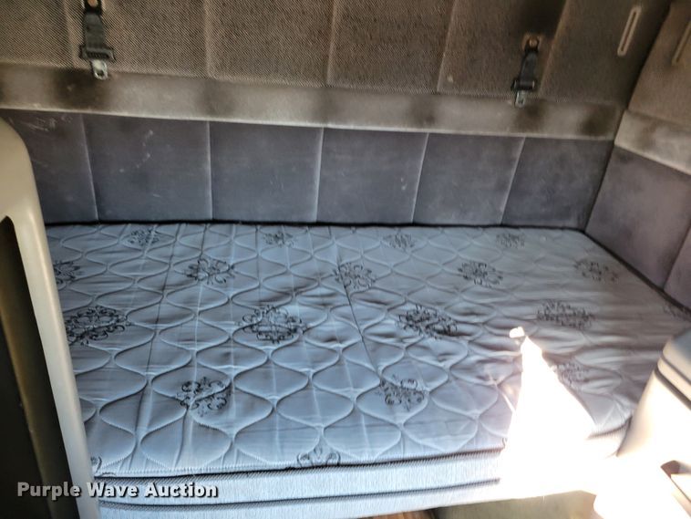 image for item KH9921 1998 Volvo VN  semi truck