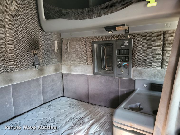 image for item KH9921 1998 Volvo VN  semi truck