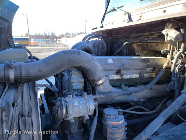 image for item KH9921 1998 Volvo VN  semi truck