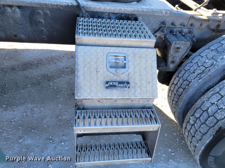 image for item KH9921 1998 Volvo VN  semi truck