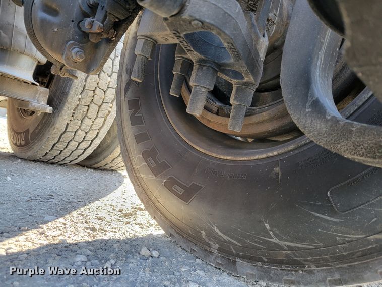 image for item KH9921 1998 Volvo VN  semi truck