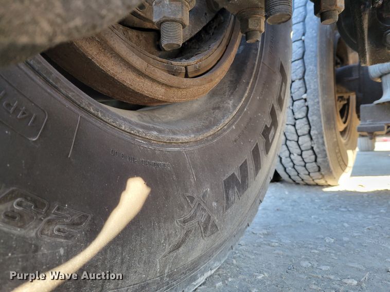 image for item KH9921 1998 Volvo VN  semi truck