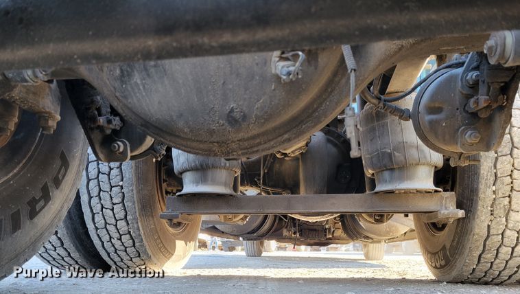 image for item KH9921 1998 Volvo VN  semi truck