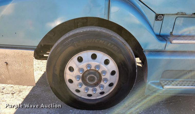 image for item KH9921 1998 Volvo VN  semi truck