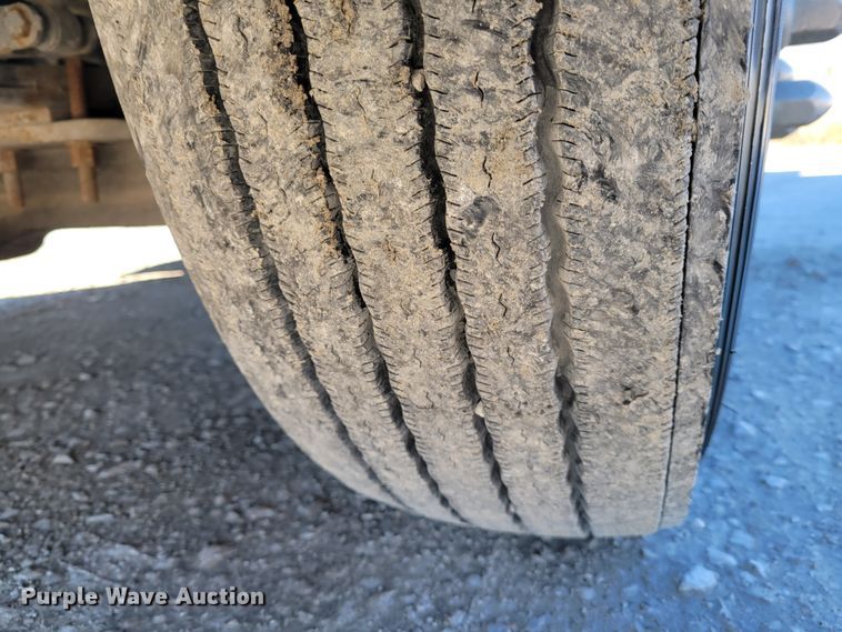 image for item KH9921 1998 Volvo VN  semi truck