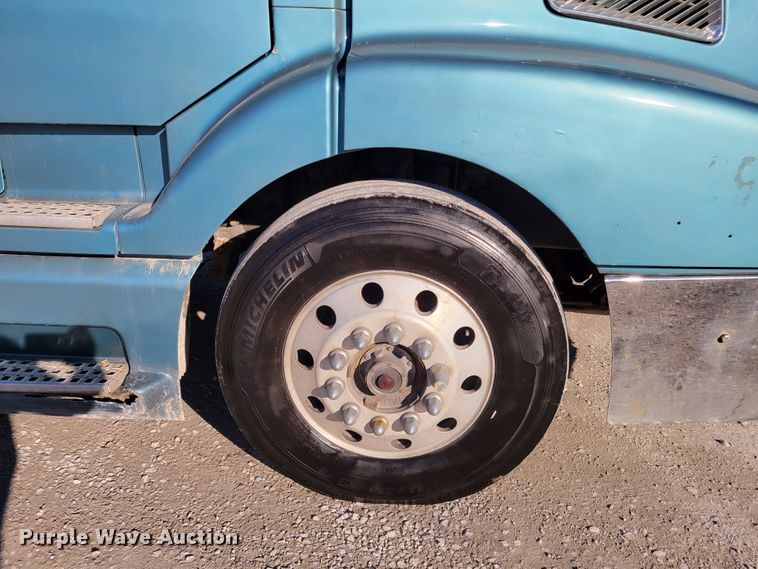 image for item KH9921 1998 Volvo VN  semi truck