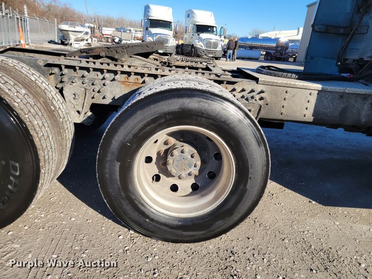 image for item KH9921 1998 Volvo VN  semi truck