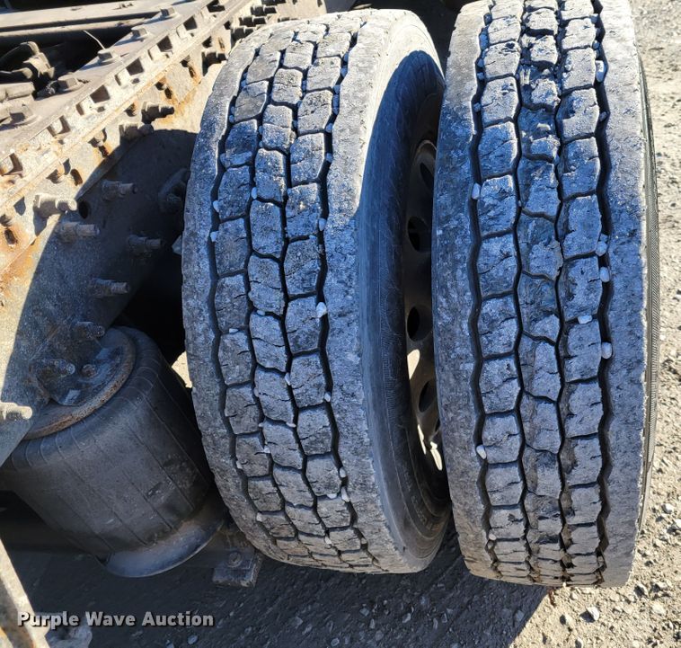 image for item KH9921 1998 Volvo VN  semi truck