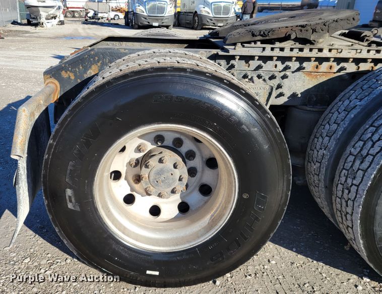 image for item KH9921 1998 Volvo VN  semi truck