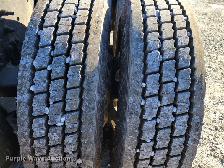 image for item KH9921 1998 Volvo VN  semi truck