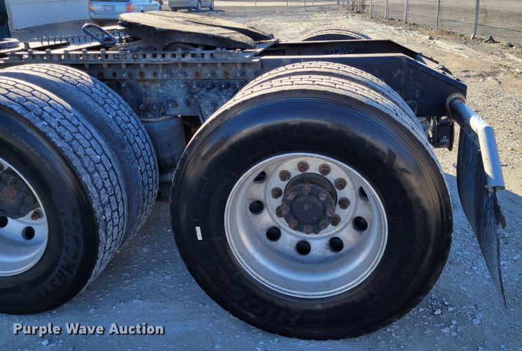 image for item KH9921 1998 Volvo VN  semi truck