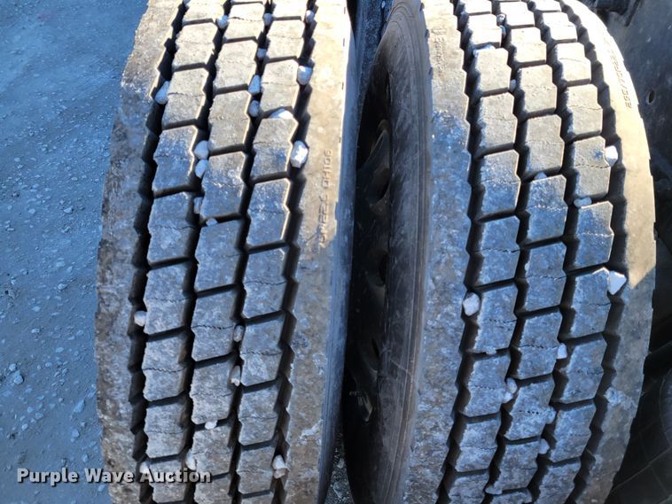 image for item KH9921 1998 Volvo VN  semi truck