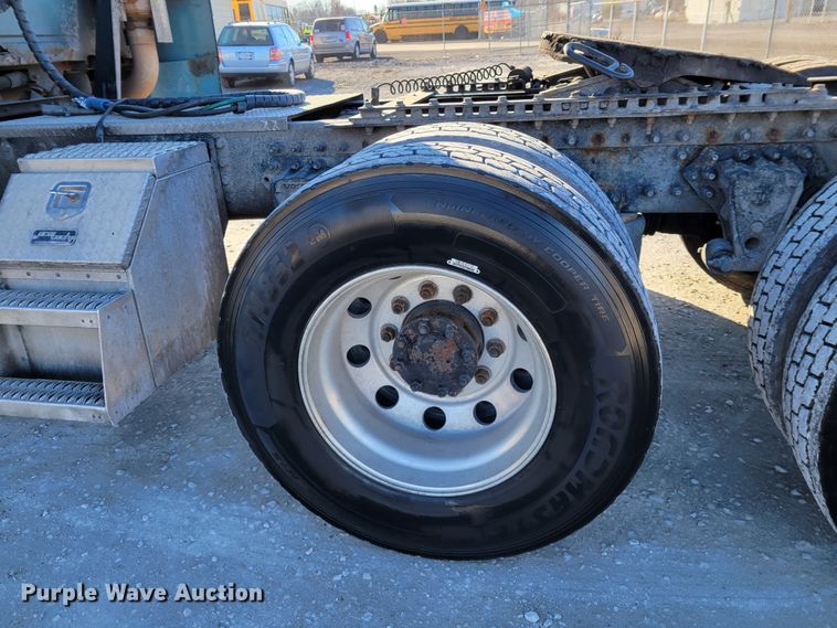 image for item KH9921 1998 Volvo VN  semi truck