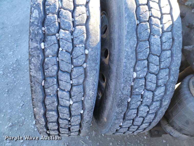 image for item KH9921 1998 Volvo VN  semi truck