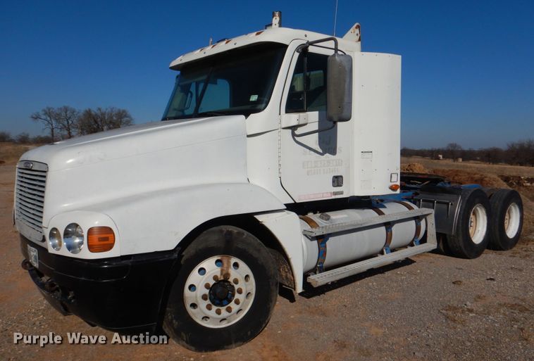 image for item KQ9605 1999 Freightliner Century Class  semi truck