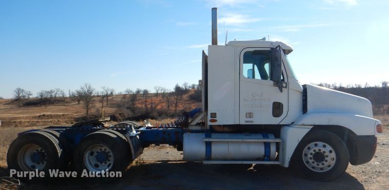 image for item KQ9605 1999 Freightliner Century Class  semi truck