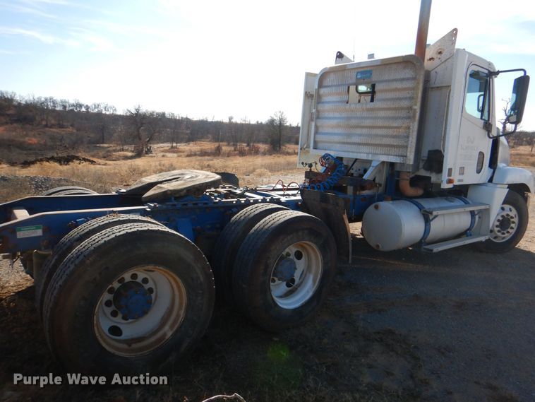 image for item KQ9605 1999 Freightliner Century Class  semi truck