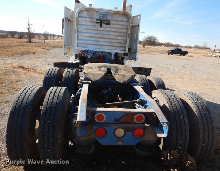 image for item KQ9605 1999 Freightliner Century Class  semi truck